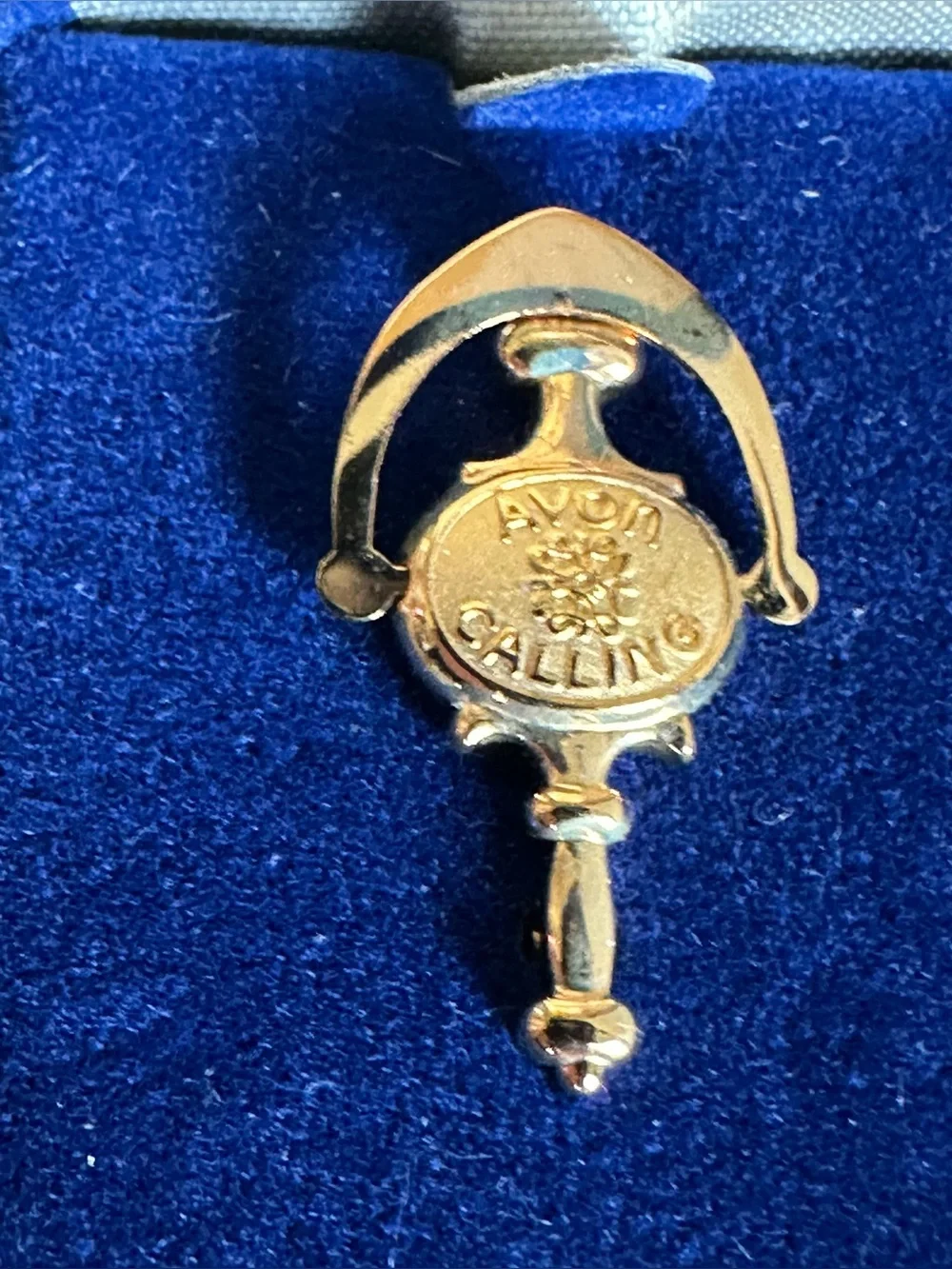 vintage gold-tone Avon Calling door knocker lapel pin, likely awarded to sales r - Picture 3 of 12